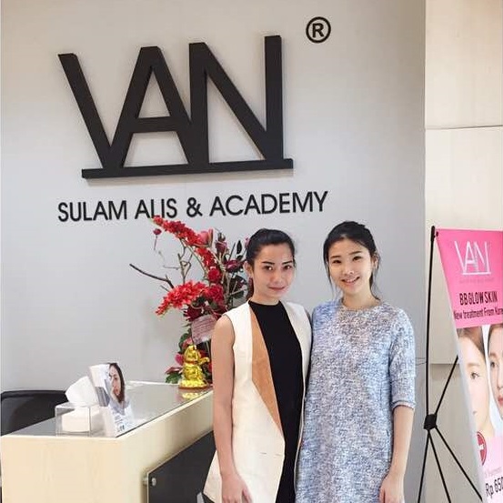 Sulam Alis Model Karina Khay di Central Park